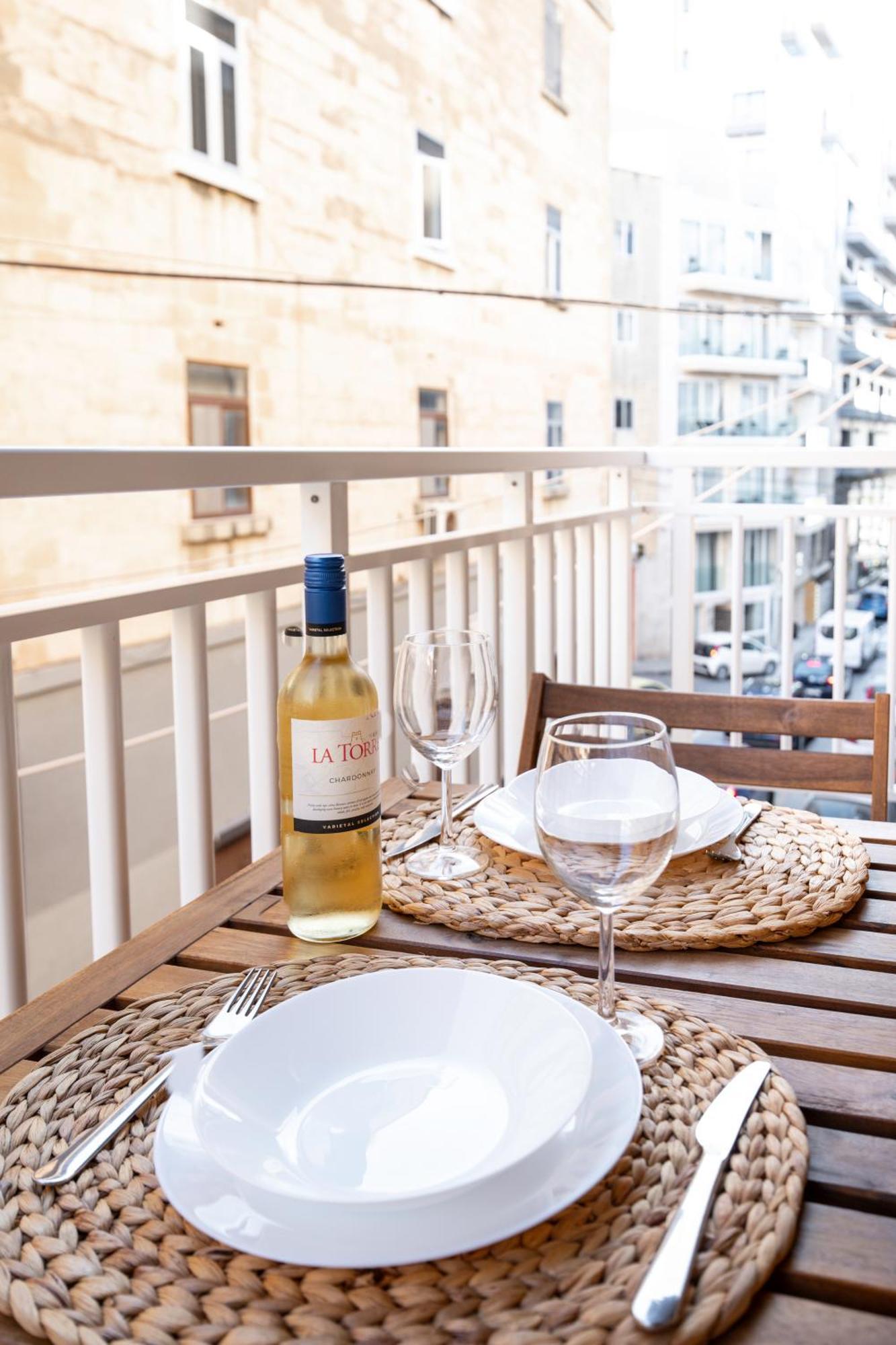 Brand New 2 Bed 2 Bath Apartment In Sliema By The Sea Екстериор снимка